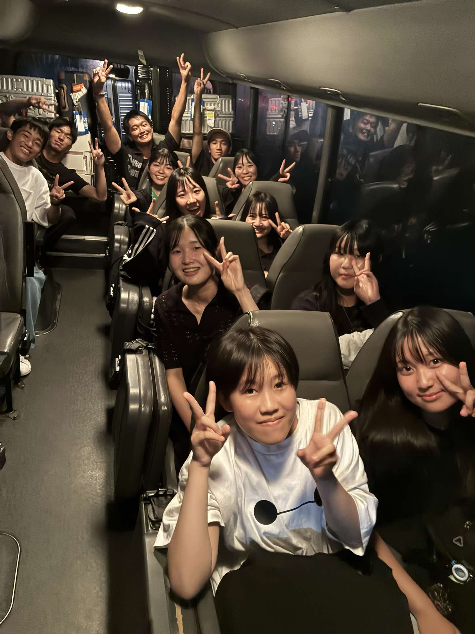 空港からホテルへ移動中のバス車内