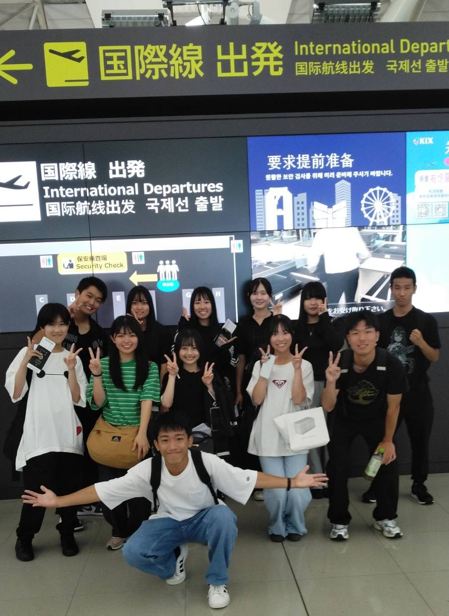 関西国際空港を出発するメンバー